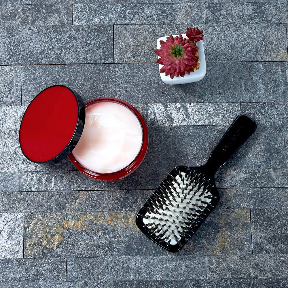 shu uemura hair brush